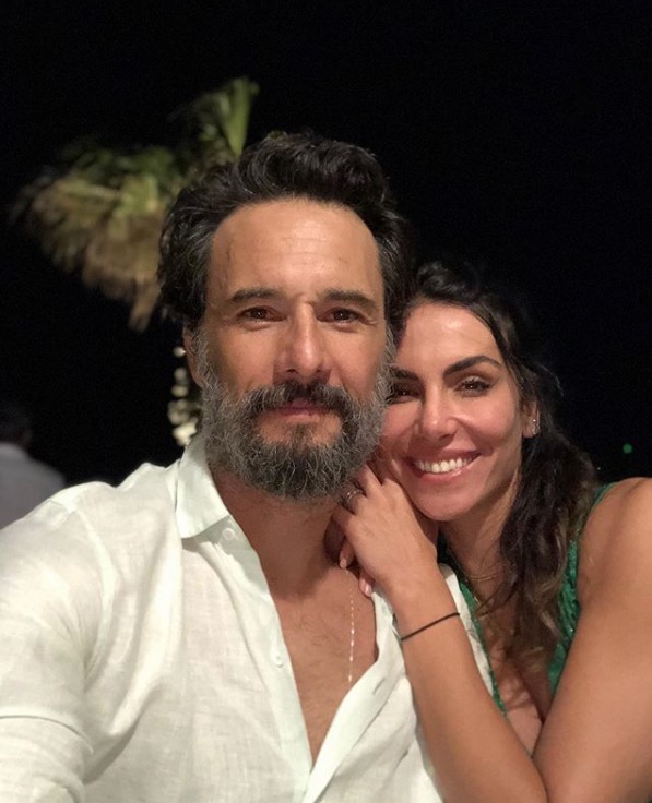Em foto rara, Rodrigo Santoro posa ao lado da esposa e faz desabafo