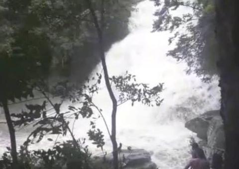 Cinco pessoas morrem em cachoeira no sul de Minas, atingidas por tromba d'água