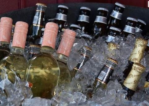 Saiba como gelar bebidas de um jeito mais rápido