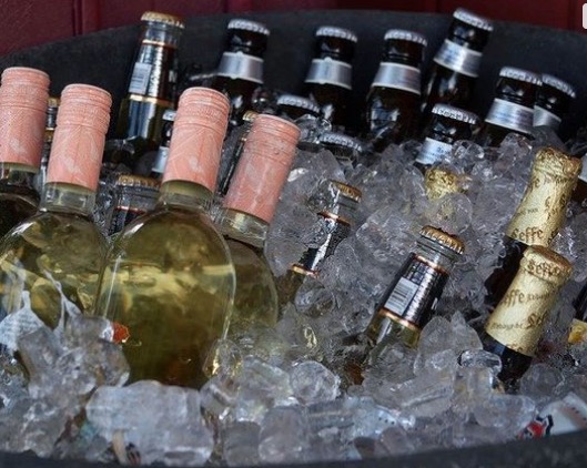 Saiba como gelar bebidas de um jeito mais rápido