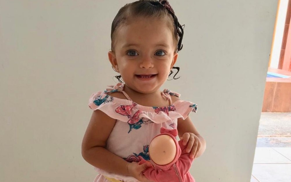 Bebê de 1 ano morre após cair em piscina de casa