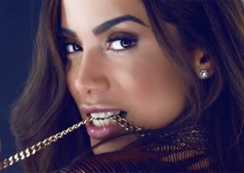 Anitta quase mostra demais ao exibir marquinha de bronzeado: 'Vrau'