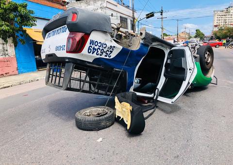 Sargento e cabo da PM ficam feridos após viatura capotar em avenida de Manaus