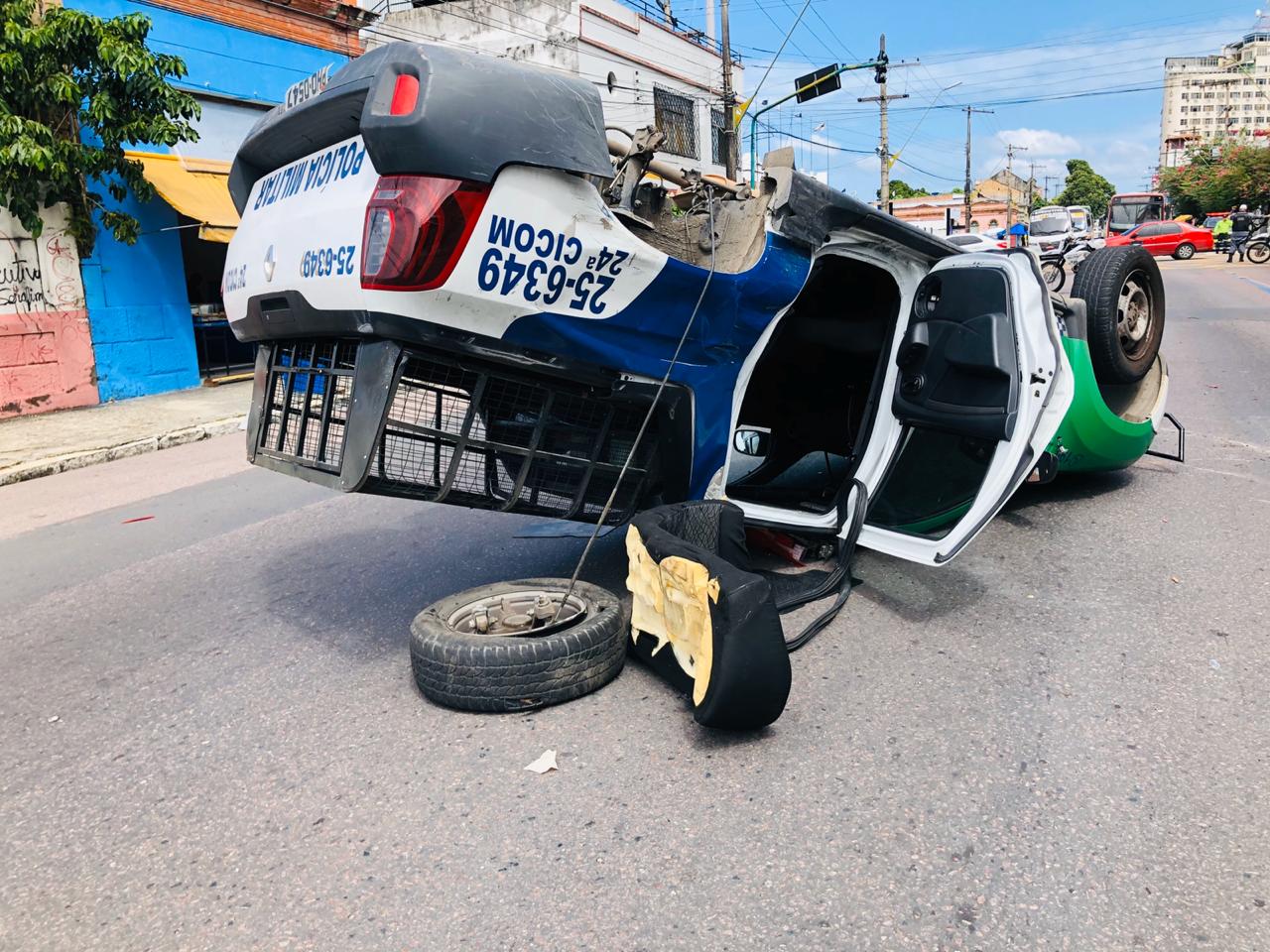 Sargento e cabo da PM ficam feridos após viatura capotar em avenida de Manaus