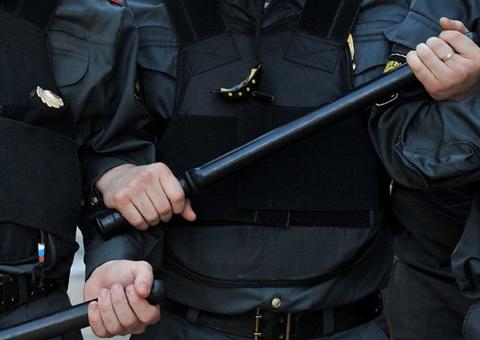 Homem é baleado ao 'roubar' cacetete e tentar agredir policial em Manaus