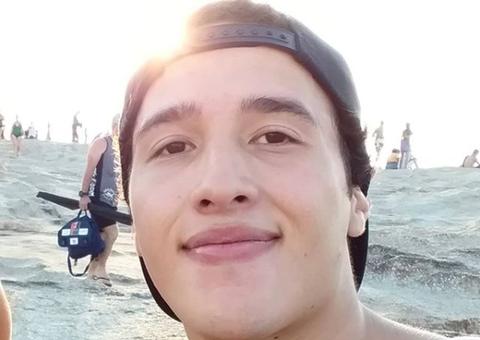 Jovem é esfaqueado por ladrão ao defender namorada 