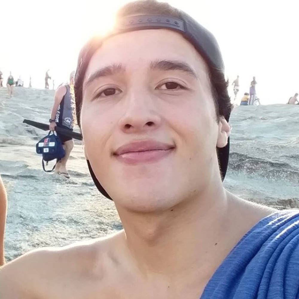 Jovem é esfaqueado por ladrão ao defender namorada 