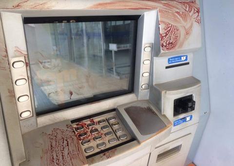 No Amazonas, agência bancária amanhece com marcas de sangue e clientes ficam assustados