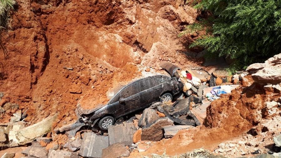 Trecho de rodovia cede e carro cai em cratera