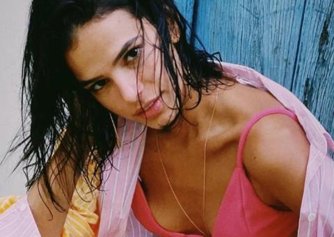 De biquíni, Bruna Marquezine dá 'surra' com close em bumbum e barriga negativa