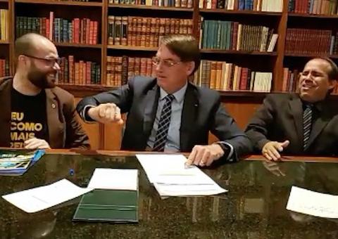 Secretário de pesca dá beijo em Bolsonaro e presidente reage: "arrepiei"