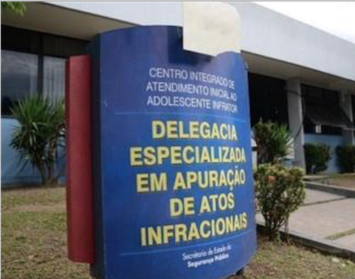 Adolescente visita irmão preso e é detido com moto roubada em Manaus