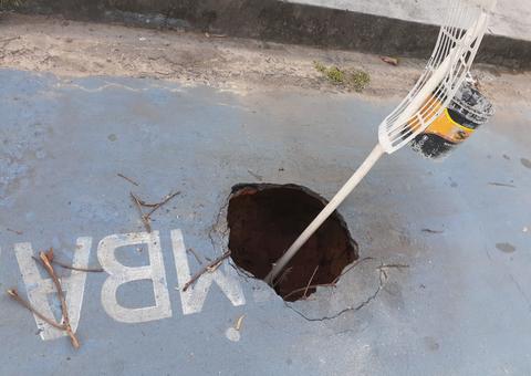 Cratera de 1 metro de profundidade se abre na frente de escola em Manaus