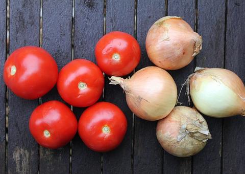 Juntos, cebola e tomate formam bomba de nutrientes para seu organismo; entenda