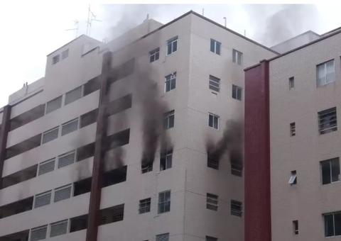 Celular superaquece, provoca incêndio e destrói dois apartamentos 