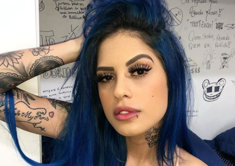 Natural, Tati Zaqui exibe estrias nos seios e recebe elogios: ‘Maravilhosa'