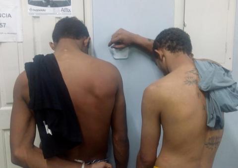 Defendendo filho bebê, mulher se 'engalfinha' com assaltantes e dupla é presa em Manaus