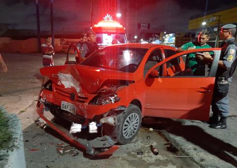 Grávida sofre acidente em carro que ficou parcialmente destruído em Manaus