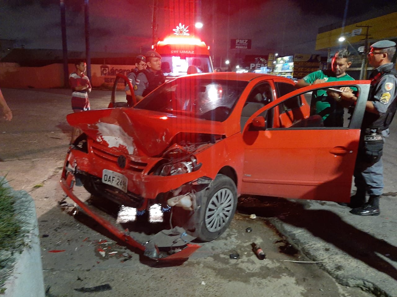 Grávida sofre acidente em carro que ficou parcialmente destruído em Manaus