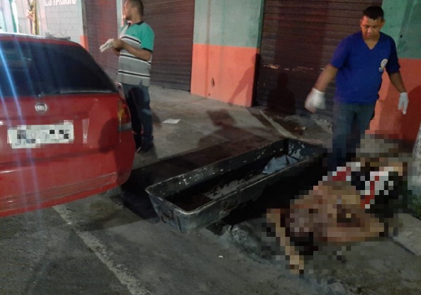 Corpo de homem morto a tiros é encontrado dentro de carro em Manaus