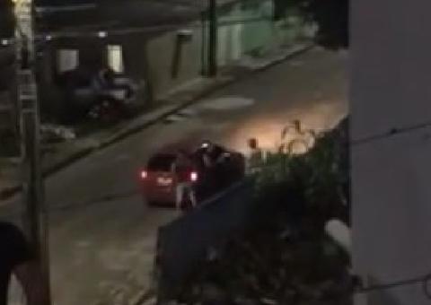 Vídeo mostra momento em que homem encontrado em carro é assassinado em Manaus