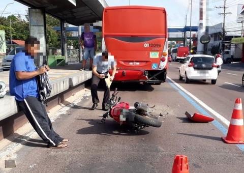 Motociclista fica ferido após arrancar parte de ônibus em acidente na av. Torquato Tapajós