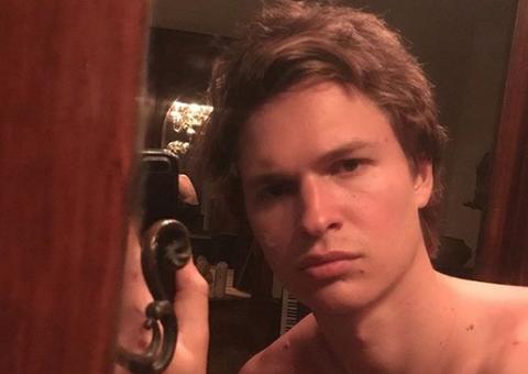 Ansel Elgort curte férias no Caribe em casa com diária de US$ 15 mil