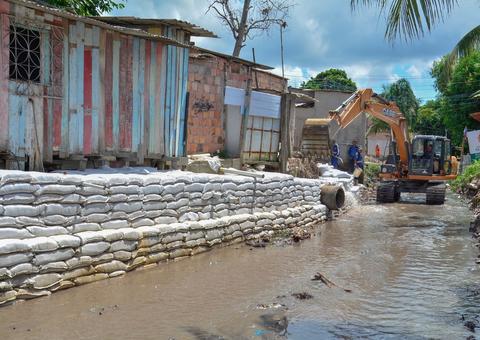 Comunidade de Manaus recebe dragagem de igarapé, operação tapa-buraco e de capinação 