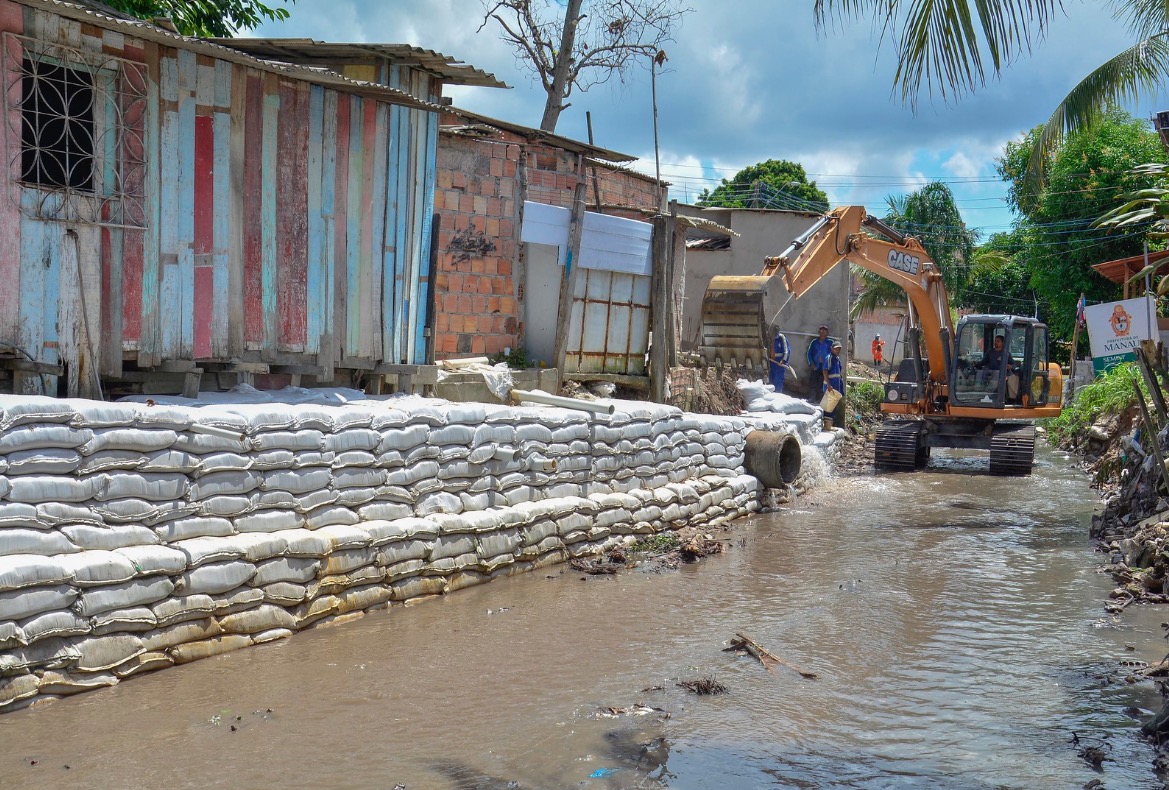 Comunidade de Manaus recebe dragagem de igarapé, operação tapa-buraco e de capinação 