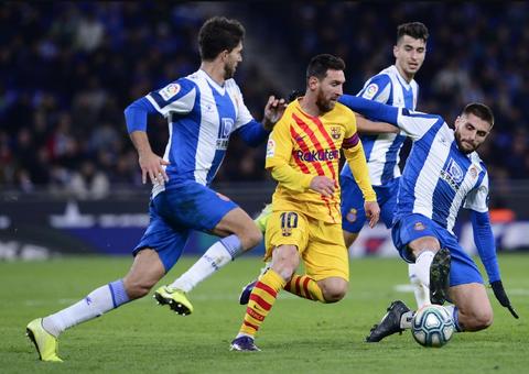 Com gol no fim, lanterna Espanyol empata com Barcelona em clássico catalão
