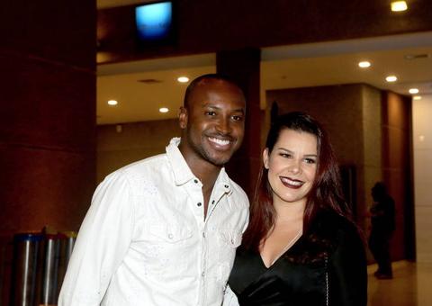 Fernanda Souza volta a aparecer em show do ex-marido, o cantor Thiaguinho