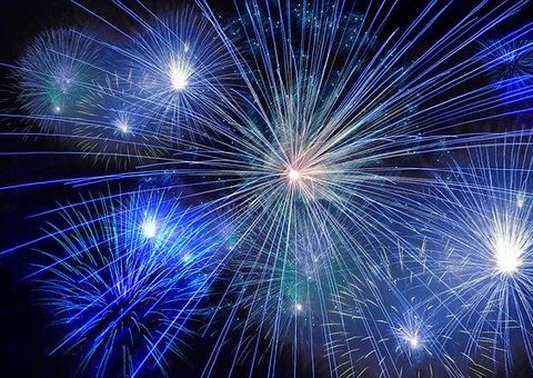 Fogos de artifício explodem em direção ao palco durante festa