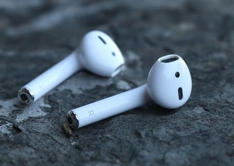 Criança é internada após engolir Air Pod