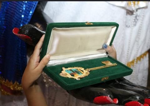 Chegada da Kamélia dá início ao Carnaval e homenageia cantor Arlindo Júnior