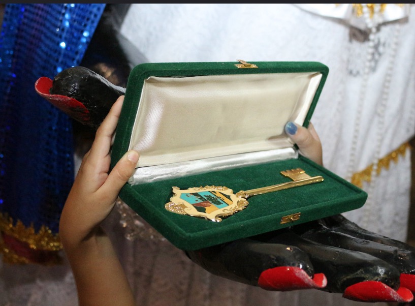 Chegada da Kamélia dá início ao Carnaval e homenageia cantor Arlindo Júnior