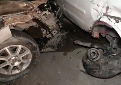 Em Manaus, perseguição policial termina com suspeitos presos e carros destruídos