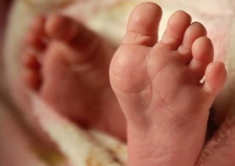 Pai acorda e encontra bebê de dois meses morto na cama 