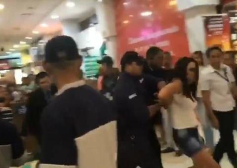 Travesti denuncia ter sido impedida de usar banheiro feminino em shopping 
