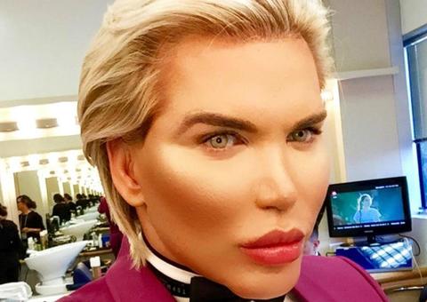 Ken Humano anuncia que virou Barbie e transformação choca internautas  