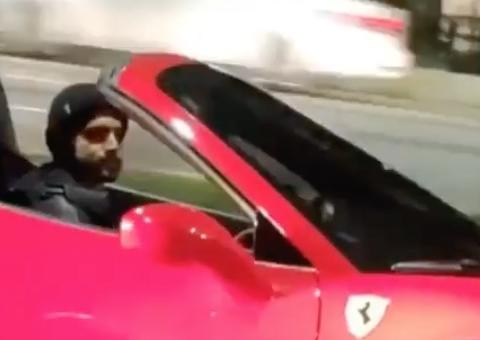 Em Ferrari de R$ 2,3 milhões, Caio Castro sai 'disparado' no trânsito ao ser filmado por fã   