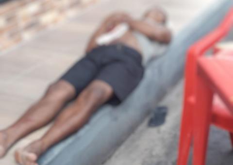 Briga entre flanelinhas acaba com um esfaqueado na praça do Caranguejo em Manaus 