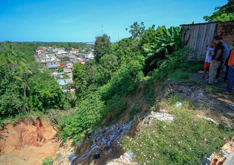 Trabalho emergencial é realizado para conter expansão de cratera em bairro de Manaus 