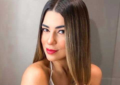 Vivian Amorim mostra corpão em fotos de biquíni no Nordeste