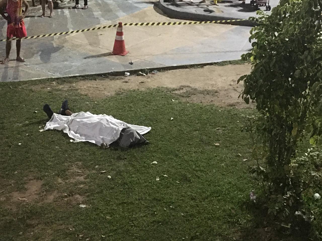 Com 10 tiros, jovem pode ter sido morto por engano em Manaus