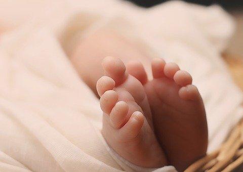 Bebê de 9 meses é abandonada em sorveteria e mãe desaparece