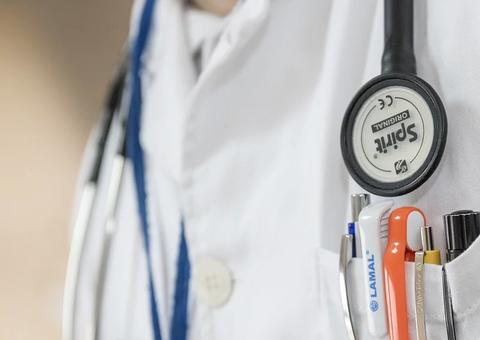 Proposta proíbe consulta médica grátis e doação de remédio em campanha eleitoral