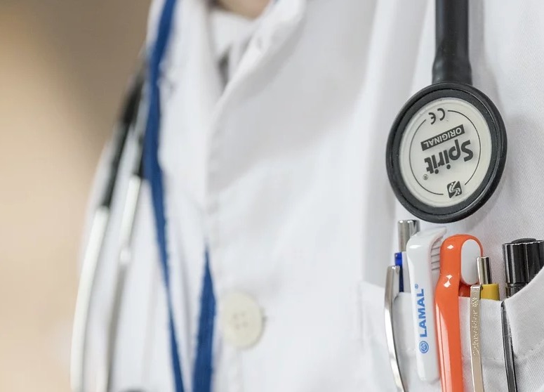 Proposta proíbe consulta médica grátis e doação de remédio em campanha eleitoral