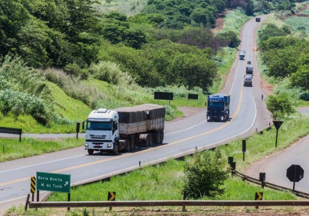 Bolsonaro veta avaliação períodica de saúde a motoristas profissionais