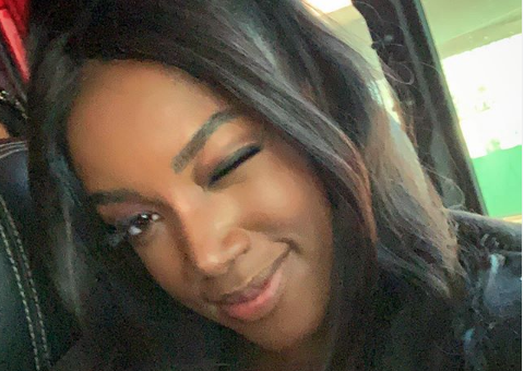 Iza exibe bumbum à beira da piscina e enlouquece os fãs