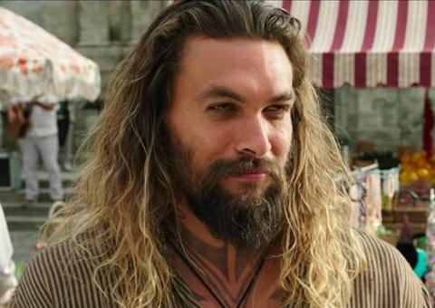 Jason Momoa vai ao Globo de Ouro usando regata e viraliza na web